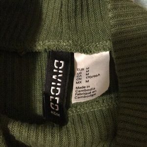 Green long sleeve light weight mock turtleneck